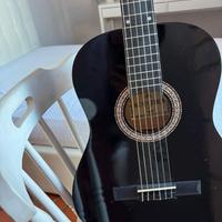 Chitarra acustica nera