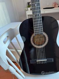 Chitarra acustica nera