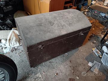 Vecchio baule in legno