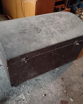 Vecchio baule in legno