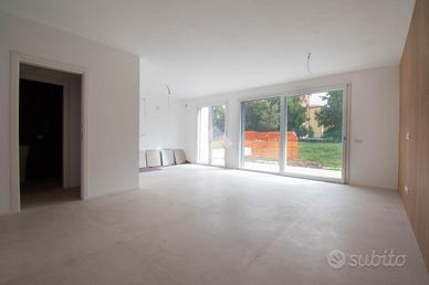 VILLA A SCHIERA CENTRALE A CARPI