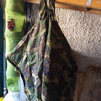impermeabile militare e pantaloni 