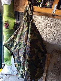 impermeabile militare e pantaloni 