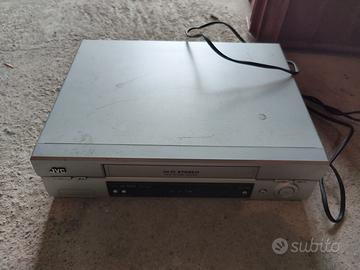 VIDEOREGISTRATORE VHS JVC