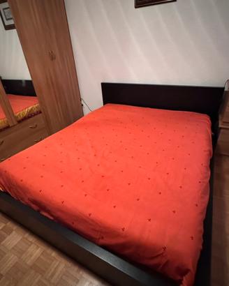 Letto nero matrimoniale