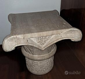 Capitello in marmo travertino