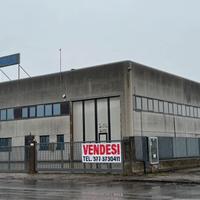 Capannone ad uso commerciale