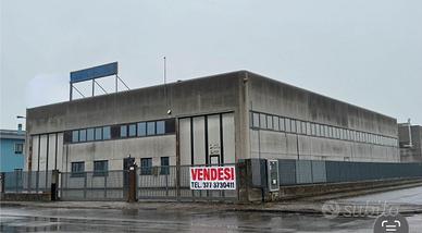 Capannone ad uso commerciale