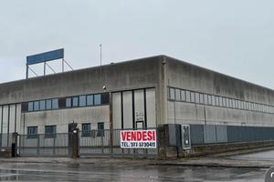 Capannone ad uso commerciale