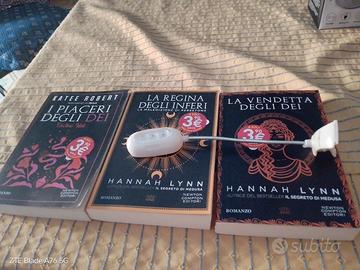 libri e lampada per leggere 