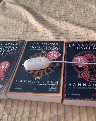 libri e lampada per leggere 