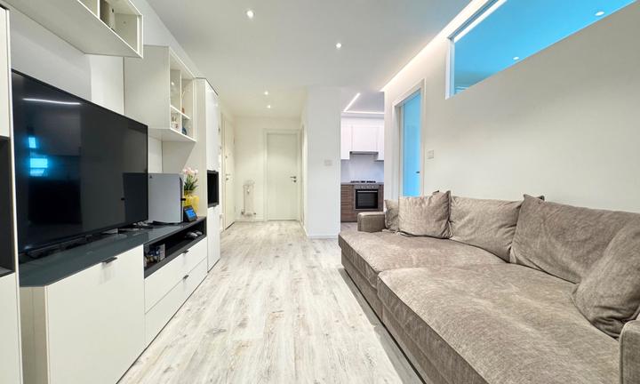 Ampio Bilocale Interno Via Resia