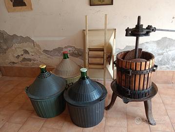 Pigiatrice,torchio e damigiane 54 litri