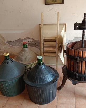 Pigiatrice,torchio e damigiane 54 litri