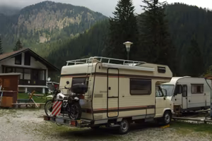 Camper vintage con portamoto omologato