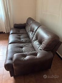 Divano vintage in pelle 3/4 posti + 2 poltrone