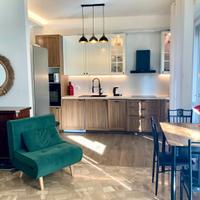 Bilocale ristrutturato + box auto - Centro Como