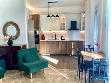 Bilocale ristrutturato + box auto - Centro Como