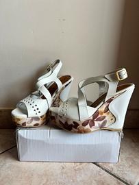 Sandali bianchi con zeppa floreale