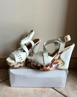 Sandali bianchi con zeppa floreale