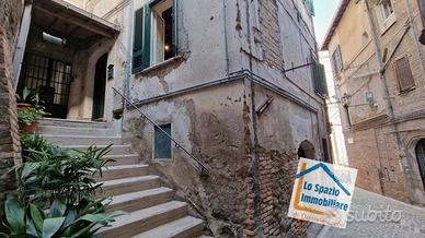 Cave, appartamento al piano rialzato con cantina