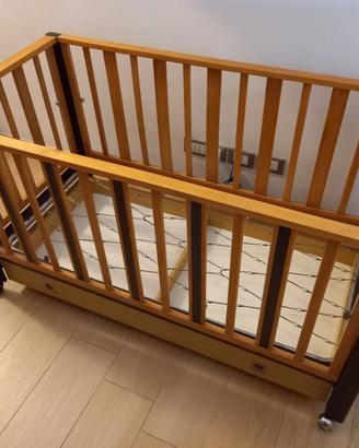 Lettino in legno con materasso