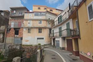 Alì Superiore Intero Stabile di 4 appartamenti