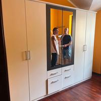 Armadio moderno con specchi