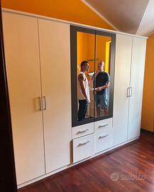 Armadio moderno con specchi