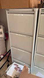 Cassettiera in metallo Bisley

4 cassettoni 