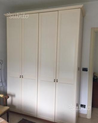 Armadio in legno a 4 ante