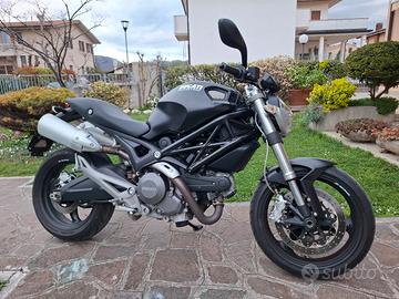 DUCATI MONSTER 696