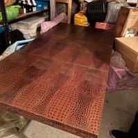 Tavolo piano rivestito in coccodrillo