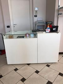 Banco cassa negozio con vetrina espositiva