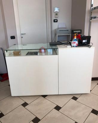 Banco cassa negozio con vetrina espositiva