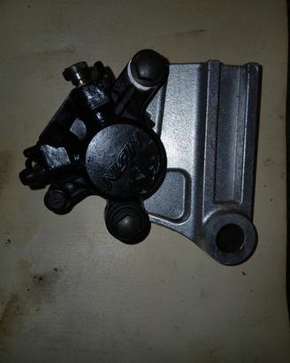 triyump xt 600 pinza posteriore  completa