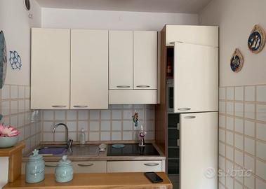 Cucina senza piano cottura e lavatrice