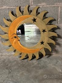 Specchio decorativo in legno intagliato con motivo