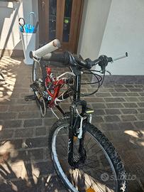  MTB rossa e nera metallizzata