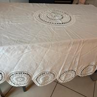 Tovaglia ricamata a mano