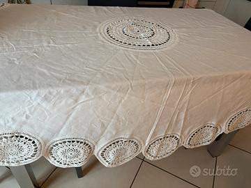 Tovaglia ricamata a mano