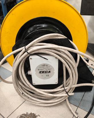 Avvolgitore con cavo elettrico