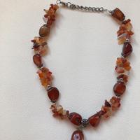 Collana con pendente e pietre