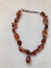 Collana con pendente e pietre
