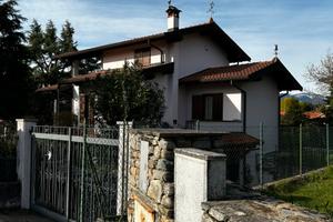 Villetta su due livelli +zona sottostante carrabil