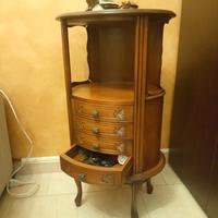 Mobiletto antico in stile