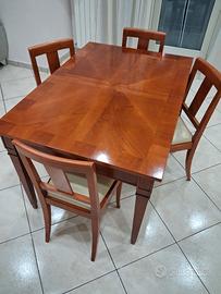 Elegante tavolo Morelato con 4 sedie in pelle 