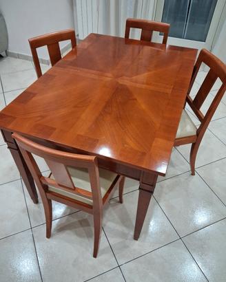 Elegante tavolo Morelato con 4 sedie in pelle 