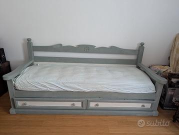 Divano letto salvaspazio in legno con estraibile