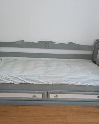 Divano letto salvaspazio in legno con estraibile